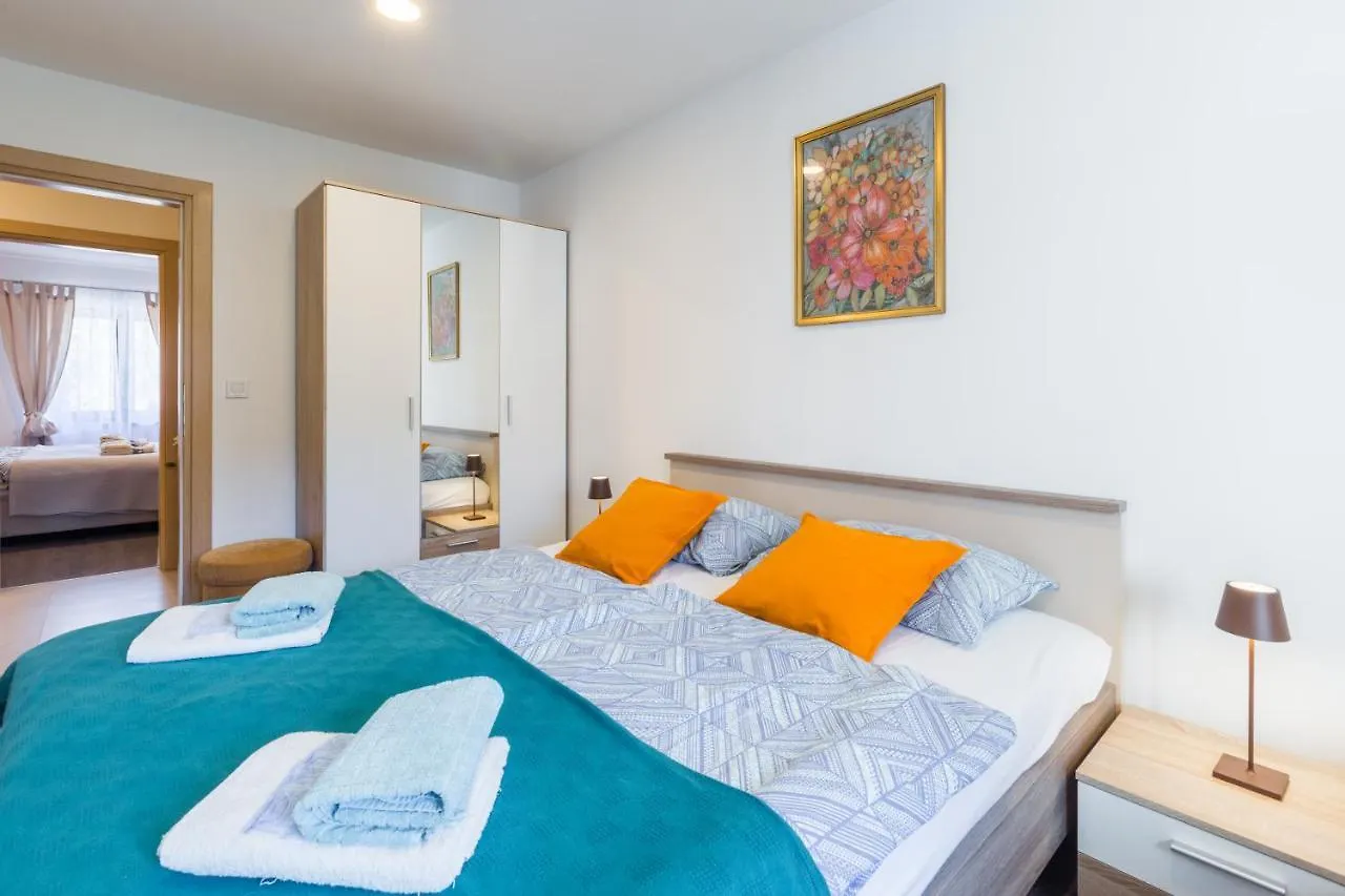 Alex Deluxe Apartments On Beach Poreč
