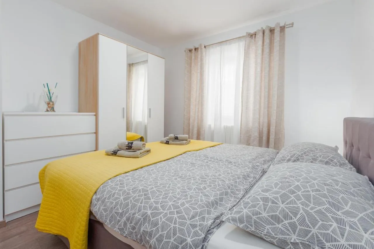 Alex Deluxe Apartments On Beach Poreč