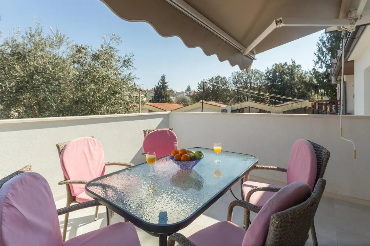 Alex Deluxe Apartments On Beach Poreč