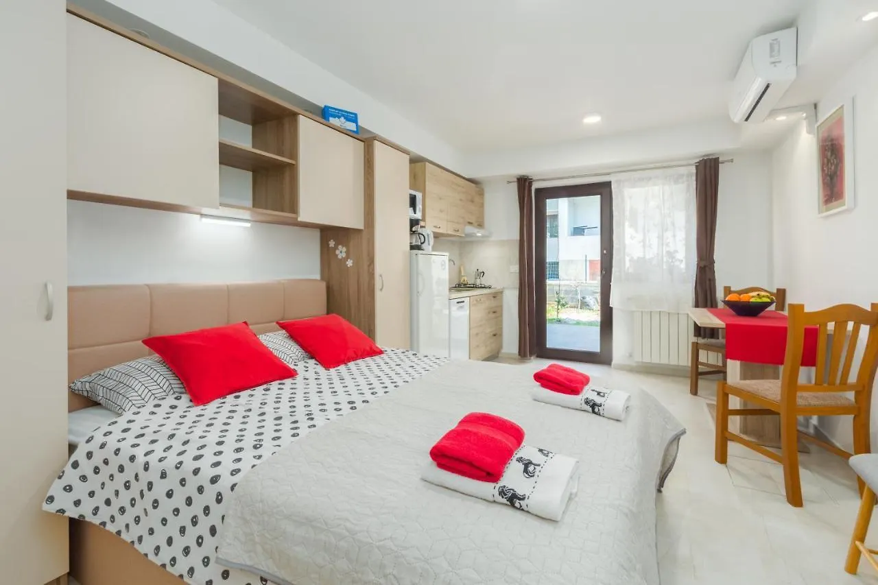 Alex Deluxe Apartments On Beach Poreč
