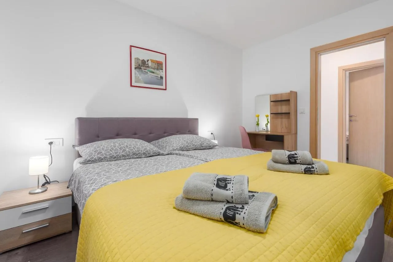 Alex Deluxe Apartments On Beach Poreč